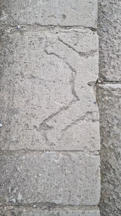 Antiga làpida funerària reaprofitada