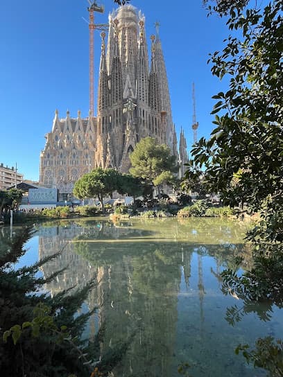 Vista de Basilica Sagrada Familia desde el Lago